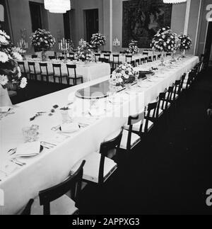 Staatsbesuch des italienischen Präsidenten Giovanni Leone bei den niederländischen Abendtischen für das Staatsbankett im Palast am Staudamm Datum: 23. Oktober 1973 Ort: Amsterdam, Noord-Holland Schlüsselwörter: Blumenschmuck, Abendessen, Paläste, Staatsbesuche Stockfoto