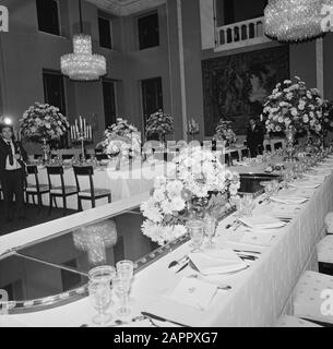 Staatsbesuch des italienischen Präsidenten Giovanni Leone bei den niederländischen Abendtischen für das Staatsbankett im Palast am Staudamm Datum: 23. Oktober 1973 Ort: Amsterdam, Noord-Holland Schlüsselwörter: Blumenschmuck, Abendessen, Paläste, Staatsbesuche Stockfoto