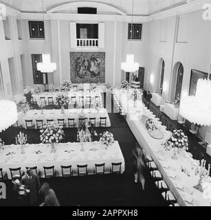 Staatsbesuch des italienischen Präsidenten Giovanni Leone bei den niederländischen Abendtischen für das Staatsbankett im Palast am Staudamm Datum: 23. Oktober 1973 Ort: Amsterdam, Noord-Holland Schlüsselwörter: Diners, Paläste, Staatsbesuche Stockfoto