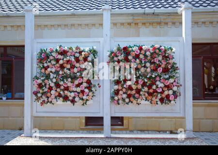 Schöner Blumenhintergrund, bunte Natur. Schöne Rosen Blumen für die Hochzeitsszene. Vintage-Effekt. Viele Blumen in sanften Rot- und Weißtönen wie Stockfoto