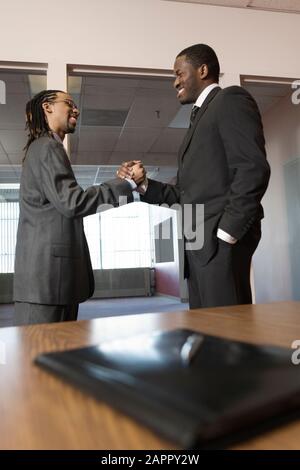 Jungunternehmer, die Hände schütteln. Stockfoto