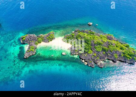 Tropischer Sandstrand und türkisfarbenes Wasser von oben. Lahos Island, Caramoan-Inseln, Philippinen. Sommer- und Urlaubskonzept. Stockfoto