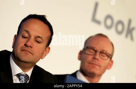 Ein Taoiseach und Fine Gael Parteichef Leo Varadkar mit Tanaiste Simon Coveney während des Fine Gael Irish General Election Manifests im City Assembly House in Dublin. PA Foto. Bilddatum: Freitag, 24. Januar 2020. Siehe PA Story IRISH Election. Der Lichtbildkredit sollte lauten: Donall Farmer/PA Wire Stockfoto