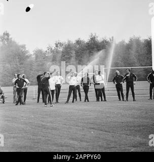 Kernploeg Holländisches Teamtreffen in Zeist im KNVB-Sportzentrum; Training Holländisches Team Datum: 21. Mai 1974 Ort: Utrechter, Zeist Schlüsselwörter: Sport, Trainings, Name der Fußballeinrichtung: KNVB, Niederlande Elftal Stockfoto