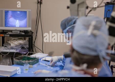 Chirurgen und Assistenten bereiten sich auf eine Operation in einer Operation vor Zimmer Stockfoto