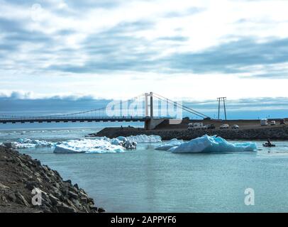 Blick auf die Straßenbrücke, Island, Jokulsarlon ist ein großes Glazial Stockfoto