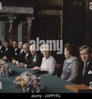 Thronwechsel 30. April: Treffen für die Abdankung des Palastes am Dam Platz; Claus, Königin Beatrix, Prinzessin Juliana und Prins Bernhard Datum: 30. April 1980 Schlagwörter: Thronwechsel, Treffen persönlicher Name: Beatrix, Königin, Bernhard, Fürst, Claus, Fürst Stockfoto