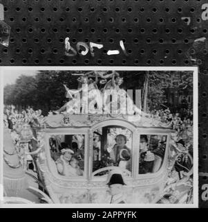 Abdankung der Königin Wilhelmina/Einweihung der Königin-Juliana-Reittour mit der königlichen Familie in der goldenen Kutsche bis Amsterdam Datum: 6. September 1948 Ort: Amsterdam, Noord-Holland Schlüsselwörter: Einweihung, Königinnen, Königshaus, Fahrtouren persönlicher Name: Bernhard, Fürst, Juliana, Königin Stockfoto