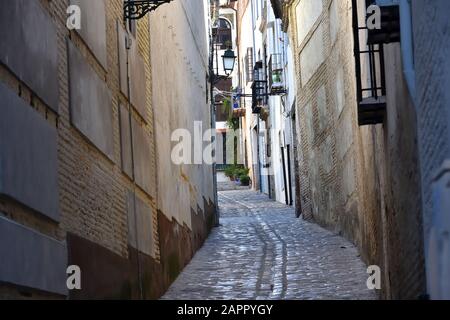 Typische schmale Straße in der Gegend von Granada in Albaicin Stockfoto