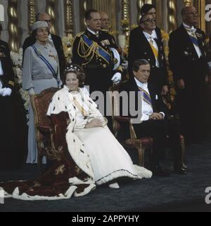 Thronwechsel 30. April: Einweihung in Nieuwe Kerk, während der Eidesabnahme; Königin Beatrix und Prinz Claus schließen (6x6), Originaldatum: 31. Mai 1980 Stichwörter: Thronwechsel, Eide, Einweihung persönlicher Name: Beatrix, Königin, Claus, Fürst Stockfoto