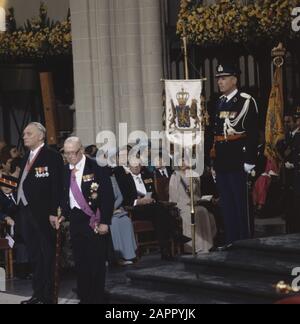 Thronwechsel 30. April: Einweihung in der neuen Kirche; Hintergrund Königsfamilie, Vordergrund Royal Standard Datum: 30. August 1980 Schlagwörter: Königsfamilie, Thronwechsel, Einweihung persönlicher Name: Beatrix, Prinzessin Stockfoto