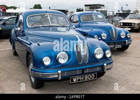 Dreiviertel Vorderansicht von zwei, Blue 1954 Bristol 403, ausgestellt in der Bristol Owners Club Zone des Silverstone Classic 2019 Stockfoto