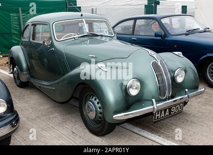 Dreiviertel Vorderansicht eines Grey, 1949, Bristol 400, ausgestellt in der Bristol Owners Club Zone des Silverstone Classic 2019 Stockfoto