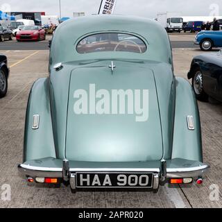 Rückansicht eines Grey, 1949, Bristol 400, ausgestellt in der Bristol Owners Club Zone des Silverstone Classic 2019 Stockfoto