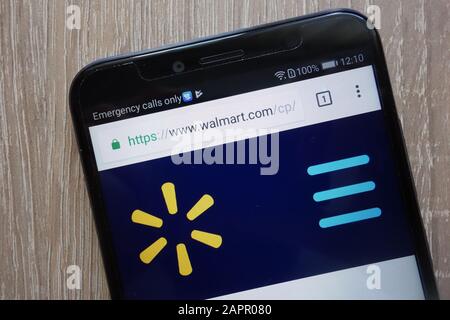 Die Website von Walmart wird auf einem modernen Smartphone angezeigt Stockfoto