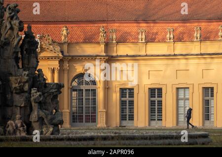 Erlangen, Deutschland. Januar 2020. Ein Wanderer spaziert im Palastgarten entlang der Orangerie, die von der Nachmittagsonne beleuchtet wird. Credit: Daniel Karmann / dpa / Alamy Live News Stockfoto