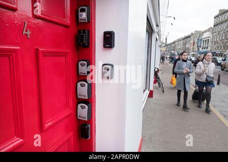 Airbnb-Schlüsselkästen an der Türsäule einer Immobilie in Edinburgh, Schottland, Großbritannien Stockfoto