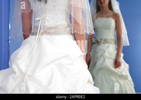 Mittelteil einer Braut trägt ein Hochzeitskleid. Stockfoto