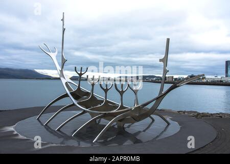 Sun Voyager Monument, Wahrzeichen der Stadt Reykjavik, entworfen von Jon Gunnar Arnason, am klaren Frühlingsabend mit Meer und Bergen im Hintergrund Stockfoto