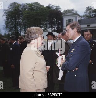 Koninginnedag, in Tuin Paleis Soestdijk; Königin Juliana mit mr. Pieter van Vollenhoven Datum: 30. April 1968 Stichwörter: KEEINNEDAG Personenname: Juliana (Königin Niederlande), Vollenhoven, Pieter van Stockfoto