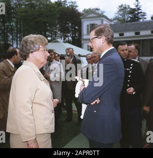 Koninginnedag, in Tuin Paleis Soestdijk; Königin Juliana mit mr. Pieter van Vollenhoven Datum: 30. April 1968 Stichwörter: KEEINNEDAG Personenname: Juliana (Königin Niederlande), Vollenhoven, Pieter van Stockfoto