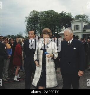 Queen's Day, im Gartenpalast Soestdijk; Ihre Königliche Hoheit Prinzessin Beatrix mit Seiner Königliche Hoheit Prinz Claus Datum: 30. April 1968 Schlüsselwörter: Queen DAY persönlicher Name: Beatrix, Prinzessin, Claus, Prinz Stockfoto