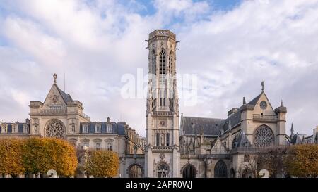 Paris, Blick auf die Kirche Saint-Germain-l'Auxerrois, in der Nähe der Straße Rivoli, mit einem schönen Gebäude Stockfoto