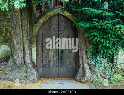 Türen in der St Edward's Church, Stow-on-the-Wold, Gloucestershire, England, sollen JRR Tolkiens Türen von Durin im Herrn der Ringe inspiriert haben Stockfoto