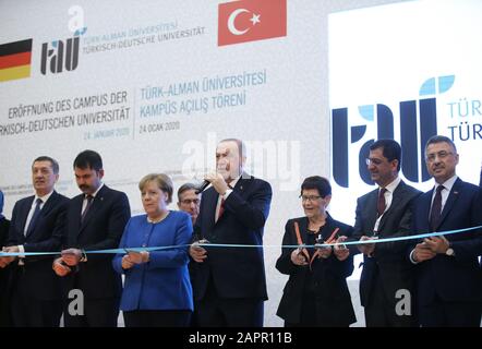 Istanbul, Türkei. Januar 2020. Der türkische Präsident Recep Tayyip Erdogan (C) nimmt an der Eröffnungsfeier der Türkisch-Deutschen Universität mit Bundeskanzlerin Angela Merkel (3. L) in Istanbul, Türkei, 24. Januar 2020 Teil. Merkel sagte am Freitag, ihr Land würdigte die Bemühungen der Türkei, Millionen syrischer Flüchtlinge auf seinem Boden aufzunehmen. (Türkische Präsidentschaft/Handout über Xinhua) Stockfoto