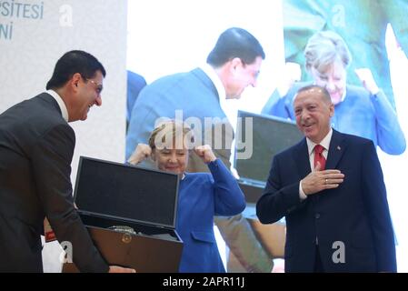 Istanbul, Türkei. Januar 2020. Bundeskanzlerin Angela Merkel (C) nimmt an der Eröffnungsfeier der Türkisch-Deutschen Universität mit dem türkischen Präsidenten Recep Tayyip Erdogan (R) in Istanbul, Türkei, 24. Januar 2020 Teil. Merkel sagte am Freitag, ihr Land würdigte die Bemühungen der Türkei, Millionen syrischer Flüchtlinge auf seinem Boden aufzunehmen. (Türkische Präsidentschaft/Handout über Xinhua) Stockfoto