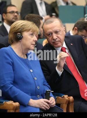 Istanbul, Türkei. Januar 2020. Bundeskanzlerin Angela Merkel (L) nimmt an der Eröffnungsfeier der Türkisch-Deutschen Universität mit dem türkischen Präsidenten Recep Tayyip Erdogan in Istanbul, Türkei, 24. Januar 2020 Teil. Merkel sagte am Freitag, ihr Land würdigte die Bemühungen der Türkei, Millionen syrischer Flüchtlinge auf seinem Boden aufzunehmen. (Türkische Präsidentschaft/Handout über Xinhua) Stockfoto