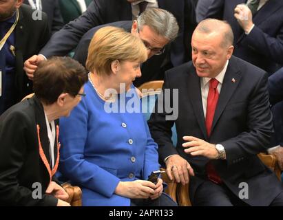 Istanbul, Türkei. Januar 2020. Bundeskanzlerin Angela Merkel (C, Front) nimmt an der Eröffnungsfeier der Türkisch-Deutschen Universität mit dem türkischen Präsidenten Recep Tayyip Erdogan (R, Front) in Istanbul, Türkei, 24. Januar 2020 Teil. Merkel sagte am Freitag, ihr Land würdigte die Bemühungen der Türkei, Millionen syrischer Flüchtlinge auf seinem Boden aufzunehmen. (Türkische Präsidentschaft/Handout über Xinhua) Stockfoto