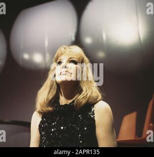 Deutsche Sängerin Hildegard Knef macht TV-Aufnahmen Deutsche Sängerin Hildegard Knef macht TV-Aufnahmen Datum: 14. März 1969 Schlagwörter: Sänger Personenname: Knef, Hildegard Stockfoto
