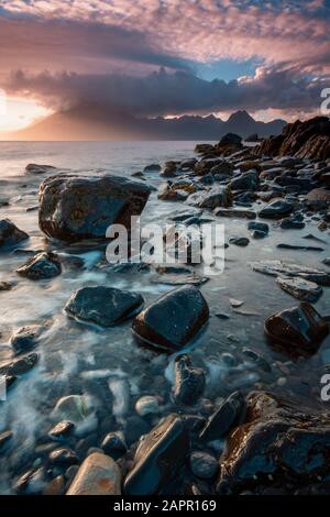 Blick auf die Black Cuillin Mountains aus der Strand in Elgol auf der Insel Skye, Schottland, Großbritannien Stockfoto