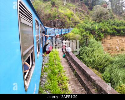 Nuwara Eliya, Sri Lanka, 9. Februar 2019: Touristen im Zug von Kandy nach Nuwara Eliya, außerhalb des Fensters. Eine der besten Möglichkeiten, um zu trav zu gelangen Stockfoto