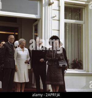 Staatsbesuch von Königin Juliana und Prinz Bernhard in Westdeutschland Königin Juliana und Prinz Bernhard mit Präsident Heinemann und seiner Frau auf der Plattform der Villa Hammerschmidt in Bonn Datum: 26. Oktober 1971 Ort: Bonn, Deutschland Schlüsselwörter: Langeweile, Königinnen, Präsidenten, Fürsten, Staatsbesuche persönlicher Name: Bernhard (Fürst Niederlande), Heinemann, Gustav, Heinemann, Hilde, Juliana (Königin Niederlande) Stockfoto