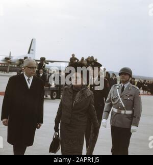 Staatsbesuch von Königin Juliana und Prinz Bernhard in Westdeutschland Königin Julianat und Präsident Heinemann am Flughafen Köln-Bonn Datum: 26. Oktober 1971 Ort: Deutschland Schlagwörter: Queens, Präsidenten, Staatsbesuche persönlicher Name: Heinemann, Gustav, Juliana (Königin Niederlande) Stockfoto