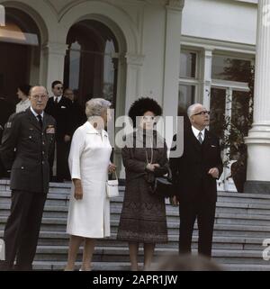 Staatsbesuch von Königin Juliana und Prinz Bernhard in Westdeutschland Königin Juliana und Prinz Bernhard mit Präsident Heinemann und seiner Frau auf der Plattform der Villa Hammerschmidt in Bonn Datum: 26. Oktober 1971 Ort: Bonn, Deutschland Schlüsselwörter: Langeweile, Königinnen, Präsidenten, Fürsten, Staatsbesuche persönlicher Name: Bernhard (Fürst Niederlande), Heinemann, Gustav, Heinemann, Hilde, Juliana (Königin Niederlande) Stockfoto