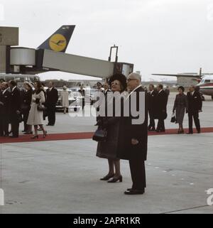 Staatsbesuch von Königin Juliana und Prinz Bernhard in Westdeutschland Königin Julianat und Präsident Heinemann am Flughafen Köln-Bonn Datum: 26. Oktober 1971 Ort: Deutschland Schlagwörter: Queens, Präsidenten, Staatsbesuche persönlicher Name: Heinemann, Gustav, Juliana (Königin Niederlande) Stockfoto