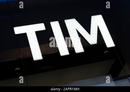 Tim-Logo-Schild im Handyladen. Telecom Italia Mobile, auch TIM genannt, ist eine italienische Mobilfunknetzmarke. Stockfoto