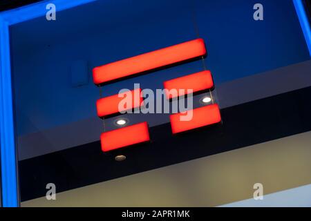 Tim-Logo-Schild im Handyladen. Telecom Italia Mobile, auch TIM genannt, ist eine italienische Mobilfunknetzmarke. Stockfoto