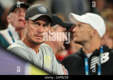 Melbourne, Australien. Januar 2020. Der ehemalige australische Tennisspieler Lleyton Hewitt (vorne L) beobachtet das dritte Spiel der Herreneinzel zwischen Roger Federer aus der Schweiz und John Millman aus Australien beim Tennisturnier der Australian Open 2020 in Melbourne, Australien, 24. Januar 2020. Credit: Zhu Hongye/Xinhua/Alamy Live News Stockfoto