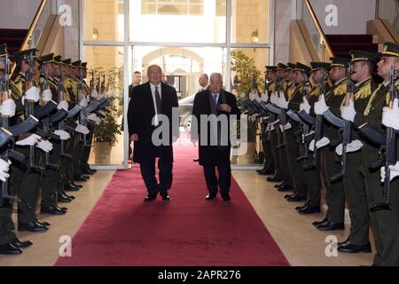 (200124) - BETHLEHEM, 24. Januar 2020 (Xinhua) -- der palästinensische Präsident Mahmud Abbas (R, Front) und der Armenische Präsident Armen Sarkissian (L, Front) treffen am 24. Januar 2020 in der Westjordanstadt Bethlehem ein. (Palästinensisches Präsidentenamt/Handout über Xinhua) Stockfoto