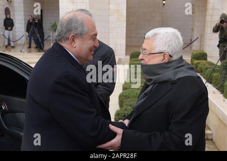 (200124) -- BETHLEHEM, 24. Januar 2020 (Xinhua) -- der palästinensische Präsident Mahmud Abbas (R) schüttelt am 24. Januar 2020 die Hände mit dem Armenpräsidenten Armen Sarkissian in der Westjordanstadt Bethlehem. (Palästinensisches Präsidentenamt/Handout über Xinhua) Stockfoto