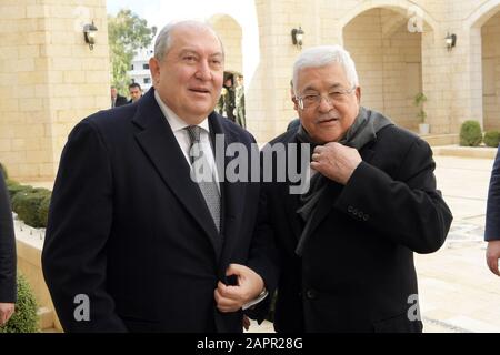 (200124) -- BETHLEHEM, 24. Januar 2020 (Xinhua) -- der palästinensische Präsident Mahmud Abbas (R) trifft sich am 24. Januar 2020 mit dem Armenpräsidenten Armen Sarkissian in der Westjordanland Stadt Bethlehem. (Palästinensisches Präsidentenamt/Handout über Xinhua) Stockfoto