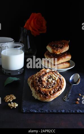 Konzept der bayerischen Küche. Hausgemachte Süßhefeteig-Brioches mit gehackten Nüssen. Schneckenbrötchen mit Nüssen, Nussschnecken Stockfoto