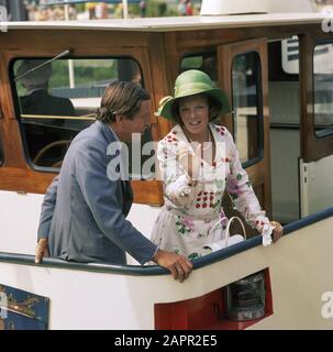 Prinzessin Beatrix und Prinz Claus während des Arbeitsbesuchs? ; NR. 3: Auf dem Boot Datum: 1974 Schlagwörter: PRINSESSEN Personenname: Beatrix, Prinzessin, Claus, Prinz Stockfoto