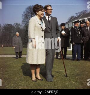 Prinzessin Margriet und Pieter van Vollenhoven mit dem Fuß im Gips Datum: Undatierte Stichwörter: Gips, Königshaus, Prinzessinnen, Füße Personenname: Margriet, Prinzessin, Vollenhoven, Pieter von Stockfoto