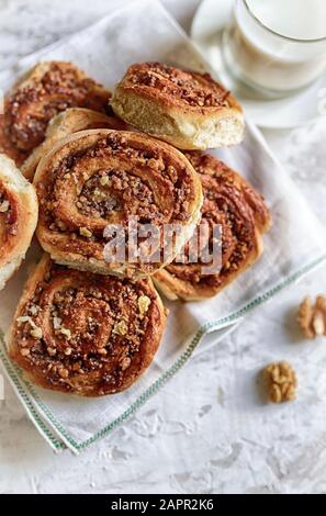 Konzept der bayerischen Küche. Hausgemachte Süßhefeteig-Brioches mit gehackten Nüssen. Schneckenbrötchen mit Nüssen, Nussschnecken Stockfoto