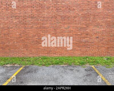 Hintergrund alter Gasse Parkplatz mit Ziegelmauer Stockfoto